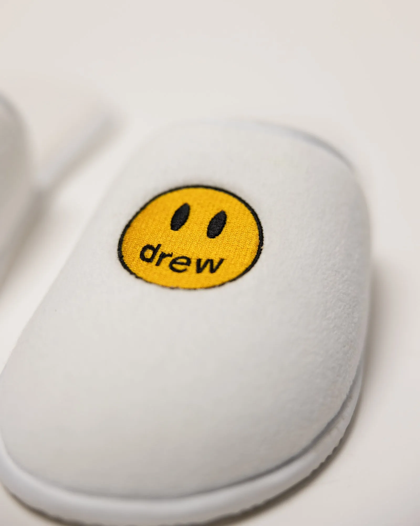 mascot house slippers - white