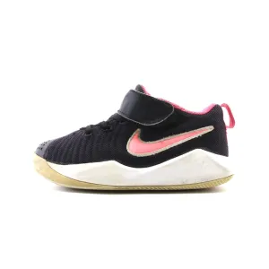 NIKE TEAM HUSTLE QUICK 9