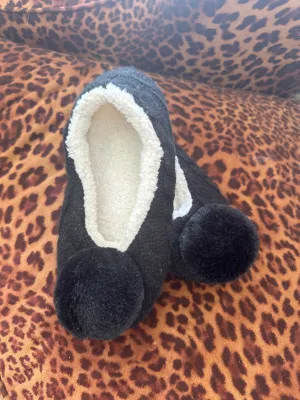Pom pom slippers